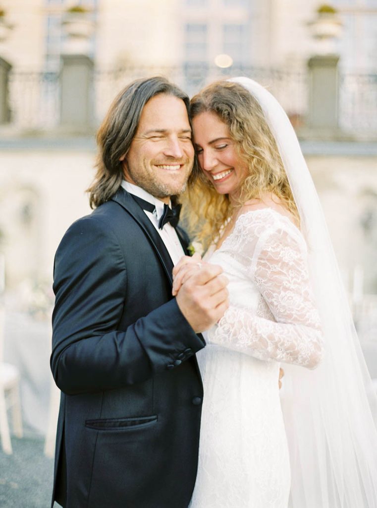 bride in lace dress