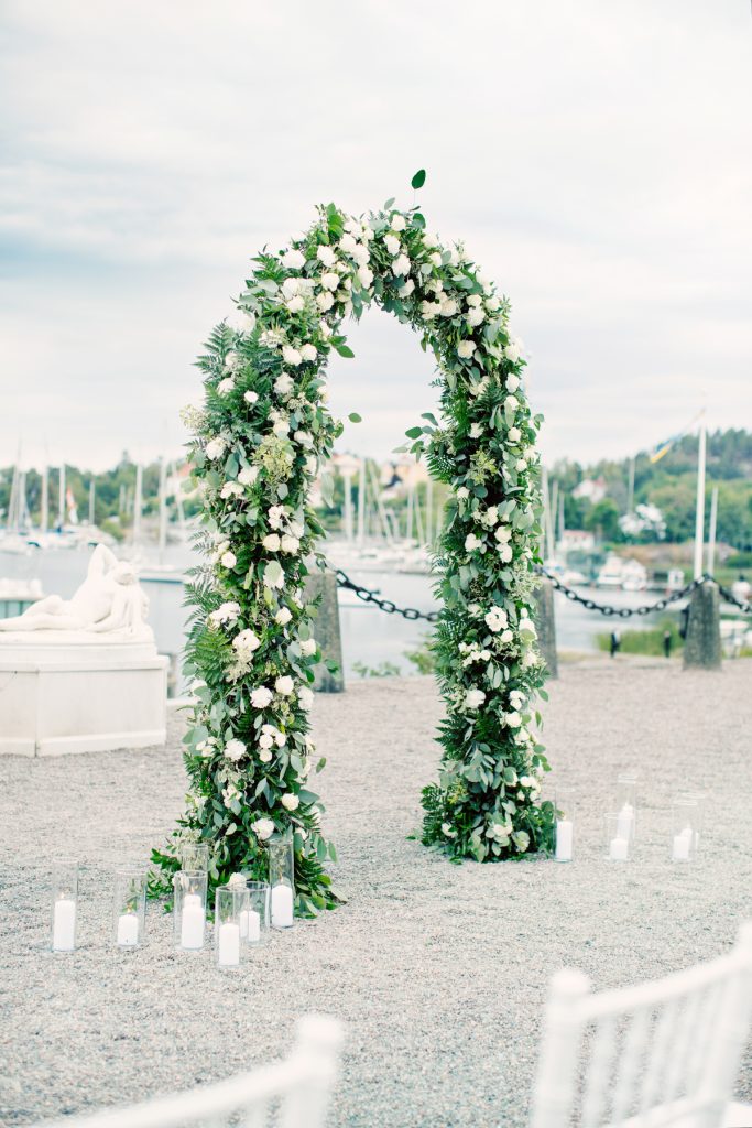 Blomsterbåge till vigselplatsen